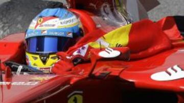 Alonso, con la bandera de Espa&ntilde;a. No hubo sanci&oacute;n.