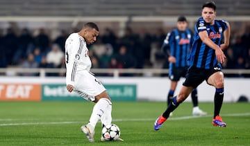 0-1. Asiste Brahim Daz al delantero francs, se va fcil de Marten De Roon y de un latigazo con la derecha, raso, cruzado al palo largo, supera a Marco Carnesecchi.