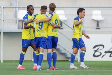 Etta Eyong es felicitado por sus compañeros tras anotar el 2-1.