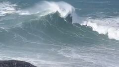 Ola gigante en Nazar&eacute;, el domingo 22 de octubre del 2023. 