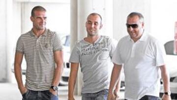 <b>TODOS MENOS SANTAMARÍA. </b>Miguel García, Dani López y Miguel Ángel Ramírez ayer dirigiéndose hacia la reunión en el Gran Canaria.