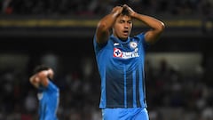 Cruz Azul's Ivan Morales (R) reacts after failing to score against Pumas during their first leg semi-final CONCACAF Champions League football match at the University Olympic stadium in Mexico City, April 5, 2022. (Photo by PEDRO PARDO / AFP)