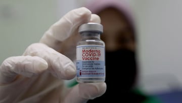 Depok (Indonesia), 20/08/2021.- An Indonesian doctor shows a dose of Moderna COVID-19 vaccine during mass vaccination for health workers in Indonesia&#039;s University Hospital (RSUI), Depok West Java, Indonesia, 20 August 2021. Indonesia has recorded ove