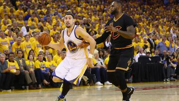 OAKLAND, CA - JUNE 13: Klay Thompson #11 of the Golden State Warriors dribbles against LeBron James #23 of the Cleveland Cavaliers during the second half in Game 5 of the 2016 NBA Finals at ORACLE Arena on June 13, 2016 in Oakland, California. NOTE TO USER: User expressly acknowledges and agrees that, by downloading and or using this photograph, User is consenting to the terms and conditions of the Getty Images License Agreement. Ezra Shaw/Getty Images/AFP
== FOR NEWSPAPERS, INTERNET, TELCOS & TELEVISION USE ONLY ==