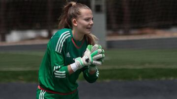 Esther Sullastres con el Valencia.