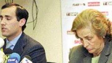 <B>ABANDONAN.</B> Álvaro Ruiz-Mateos y Teresa Rivero no ocultaron ayer su pesar.