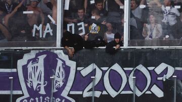 SAN SEBASTIÁN (ESPAÑA), 15/11/2024.- Foto de archivo de aficionados ultras del Anderlech que provocaron incidentes en el estadio Reale Arena de San Sebastián durante el encuentro de la Europa League celebrado el pasado 03 de octubre contra la Real Sociedad. El club txuri urdin ha hecho público este viernes un comunicado en el que asegura haber mantenido conversaciones con UEFA, AFC Ajax y autoridades locales durante las últimas semanas sobre la venta de entradas a la afición visitante para el encuentro que se disputará el próximo 28 de noviembre en la capital donostiarra. EFE/Juan Herrero