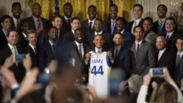 El presidente de Estados Unidos, Barack Obama posa para la fotograf&iacute;a con los Golden State Warriors.