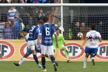 Futbol, Huachipato vs Universidad Catolica.
Campeonato de Clausura 2016/17
El jugador de Huachipato, Carlos Gonzalez, centro, marca su gol contra Universidad Catolica durante el partido de primera division en el estadio Cap en Talcahuano, Chile.
07/05/2017
Paul Plaza/Photosport*****

Football, Huachipato vs Universidad Catolica.
Clousure Championship 2016/17
Huachipato's player Carlos Gonzalez, center, scores his goal against Universidad Catolica during the first division football match held at the Cap stadium in Talcahuano, Chile.
07/05/2017
Paul Plaza/Photosport