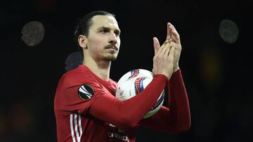 Ibrahimovic agradeciendo al público de Old Trafford la ovación recibida tras su hat-trick.