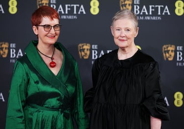 Emma Donoghue and Philippa Lowthorpe posan en la alfombra roja previa a la gala de Premios de BAFTA.