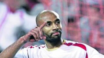 <b>UNA LOCOMOTORA. </b>Kanouté defiende, organiza, ayuda, hace paredes y marca muchos goles. Un jugador extraordinario.