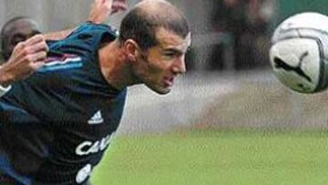 <B>PREPARADO</B>. Zidane ya se ha olvidado de sus molestias en el muslo izquierdo y jugará ante Eslovenia el próximo miércoles en Liubliana.