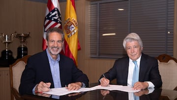 Enrique Cerezo, presidente del Atl¨¦tico, firmando la ampliaci¨®n del acuerdo del club con Save The Children.
