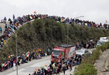 La caravana del Dakar llega a La Paz, donde les recibió Evo Morales, tras la suspensión de la sexta etapa por las fuertes lluvias.