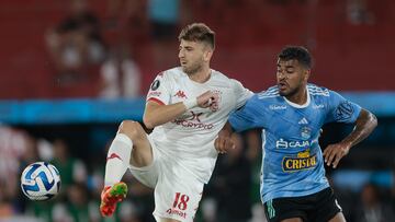 AME1332. BUENOS AIRES (ARGENTINA), 09/03/2023.- Juan Gauto (c) de Huracán disputa el balón con Jesús Pretell de Sporting hoy, en un partido de la Copa Libertadores entre Huracan y Sporting Cristal en el estadio Tomás Adolfo Ducó en Buenos Aires (Argentina). EFE/ Juan Ignacio Roncoroni
