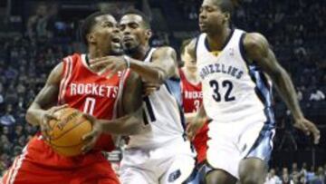 El jugador de Rockets Aaron Brooks es marcado por Mike Conley y Ed Davis, de los Grizzlies.