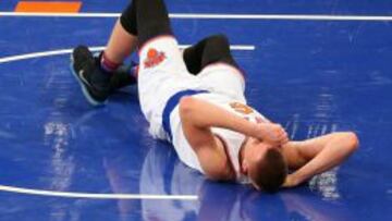 kristaps Porzingis yace en el suelo durante uno de sus primeros partidos con los Knicks.