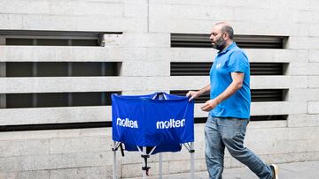 Óscar Carretero, utillero del primer equipo del Movistar Estudiantes, antes del partido ante el Burgos.