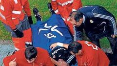 <b>BAJA IMPORTANTE. </b>Pepe se retiró en camilla y llorando de Mestalla después de caer lesionado.
