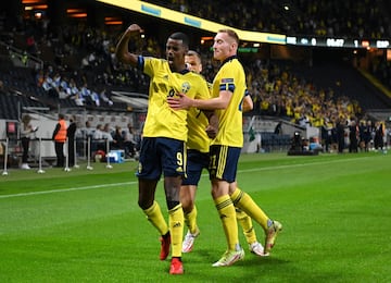 1-1. Alexander Isak celebra el primer gol.