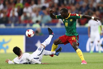 MOSCOW, RUSSIA - JUNE 18:  Gonzalo Jara of Chile and Vincent Aboubakar of Cameroon battle for possession during the  FIFA Confederations Cup Russia 2017 Group B match between Cameroon and Chile at Spartak Stadium on June 18, 2017 in Moscow, Russia.  (Photo by Buda Mendes/Getty Images)