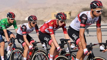 Tadej Pogacar rueda junto a sus compa&ntilde;eros del UAE Emirates durante el UAE Tour 2021.