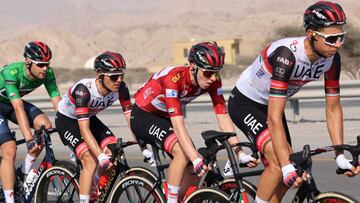 Tadej Pogacar rueda junto a sus compañeros del UAE Emirates durante el UAE Tour 2021.