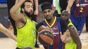 Brandon Davis realiza una pase a Víctor Claver durante el Barça-Urbas Fuenlabrada de la Liga Endesa.