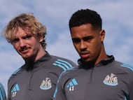 Nick Woltemade y Jacob Ramsey, del Newcastle.