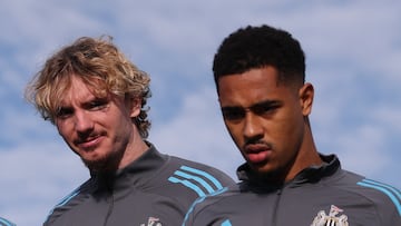 Nick Woltemade y Jacob Ramsey, del Newcastle.