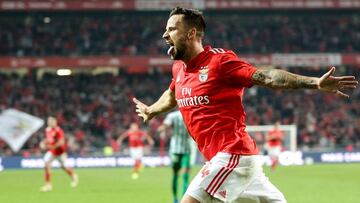 Seferovic celebra uno de sus goles en el partido ante el R&iacute;o Ave.