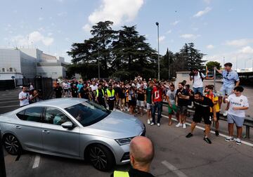 Cavani a su llegada a Valencia aclamado por aficionados