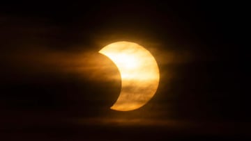 ¿Qué diferencias hay entre un eclipse solar anular y parcial y por qué se forma un anillo de fuego?