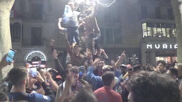 Fiesta culé en Canaletas: "Madrid, c..., saluda al campeón"