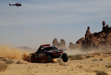 Stephane Peterhansel del equipo Audi Sport y su copiloto Edouard Boulanger en acción durante la etapa 9.
