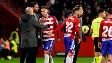 Rubén Rochina y Paco López, durante el Granada - Alavés de esta temporada.