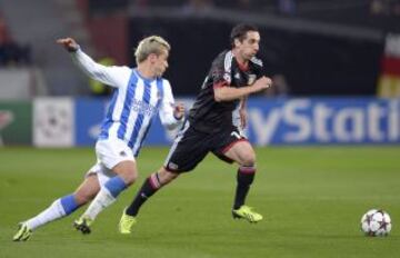 El jugador del Bayer Leverkusen Roberto Hilbert es perseguido por el delantero francés Antoine Griezmann de la Real Sociedad durante el partido de Champions League