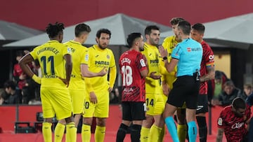 MALLORCA, SPAIN - FEBRUARY 18: José María Sánchez Martínez, match referee discusses with Manu Trigueros of Villareal FC during the LaLiga Santander match between RCD Mallorca and Villarreal at Visit Mallorca Estadi on February 18, 2023 in Mallorca, Spain. (Photo by Rafa Babot/Getty Images) (Photo by Rafa Babot/Getty Images)