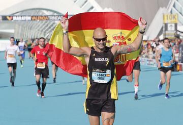 Participantes de la maratón de Valencia Trinidad Alfonso EDP llegando a la meta cerca del Oceanogràfic de Valencia.