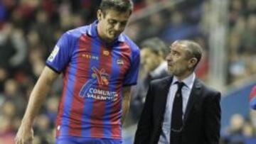 Sergio Ballesteros retirándose en el partido contra el Real Valladolid al sentir molestias en su pierna izquierda.