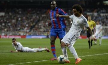 3-0. Marcelo centra para que Nikos Karampelas anote en propia puerta.  el tercer tanto blanco.