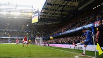 Mata lanza un córner en un partido frente al Arsenal en Stamford Bridge.