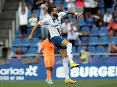 Un cabezazo perfecto del central del equipo tinerfeño redondeó la goleada del equipo ante un Ibiza que apenas pudo inquietar la meta canaria.