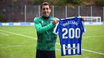 Oyarzabal, que jugar&aacute; hoy su partido 200 con la Real Sociedad, posa con una camiseta conmemorativa de este hito.  