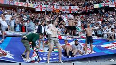 Aficionados ingleses celebran el pase de su selección sobre una de las lonas situadas en la grada del estadio.
