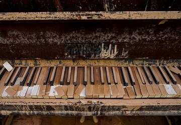 Un piano cubierto de barro por la DANA,  en Sedavi.