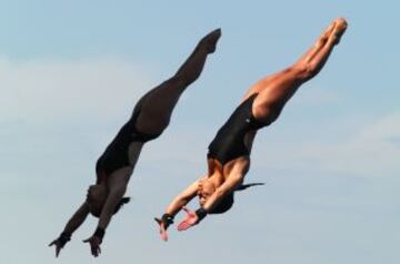 Meaghan Benfeito y Roseline Filion de Canadá durante su salto desde los 10 metros.