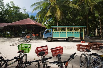 En 1976, Seychelles se independizó del Reino Unido pero la costumbre de conducir por la izquierda se quedó en el país. Aconsejan recorrer las islas en coche para no perderse sus maravillosos rincones. Las carreteras están en buen estado y bien señalizadas. 