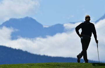 El golfista español Miguel Ángel Jiménez de España el 7 de septiembre durante primer día del European Tour en el club de golf de en Crans sur Sierre Golf Club en Crans-Montana, Suiza.